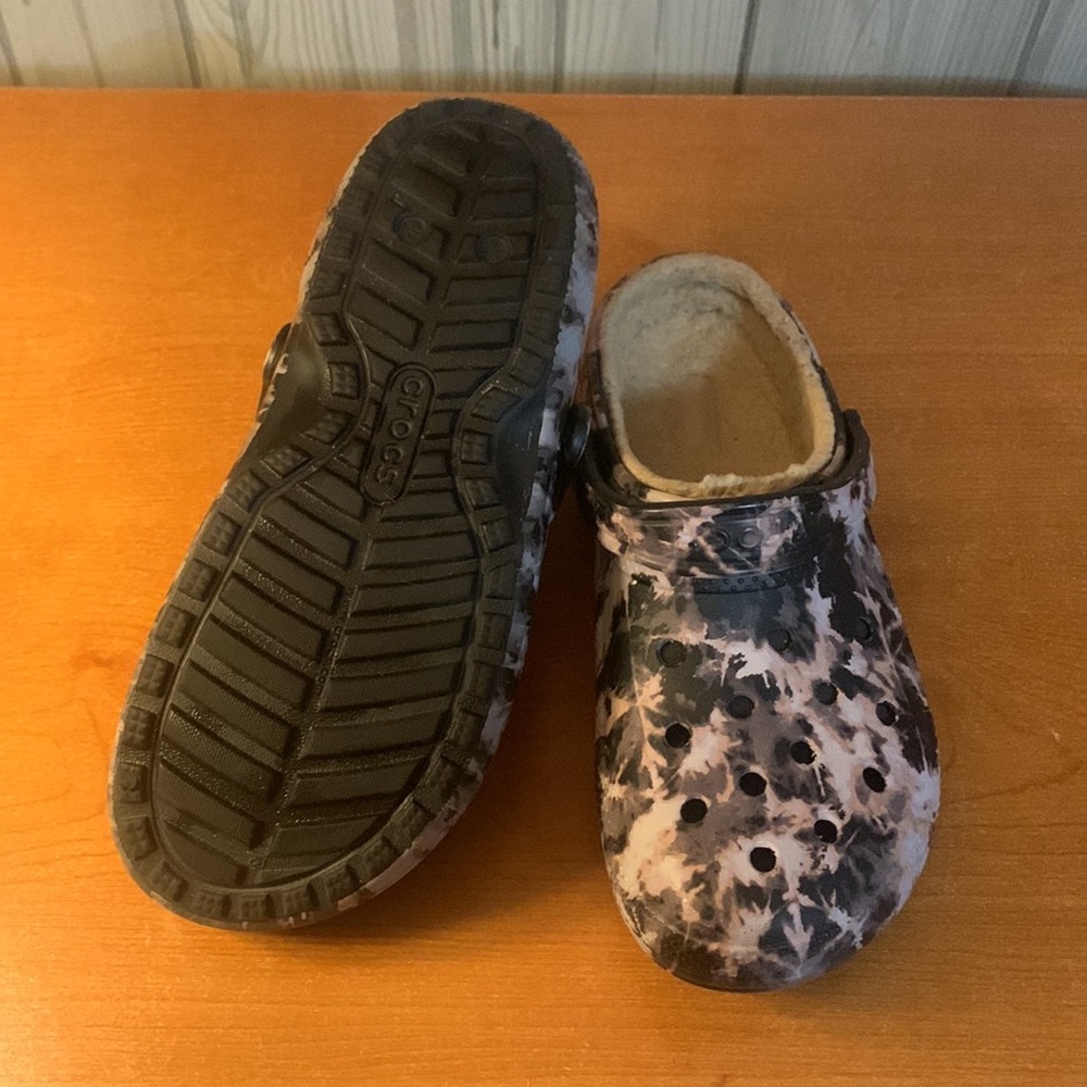 Women’s Size 10 Classic Lined Crocs- Black/White Tie Dye